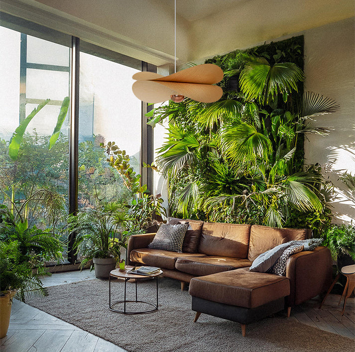 Luminaire BOCCA n°1 dans salon style urban jungle - Suspension chêne artisanale