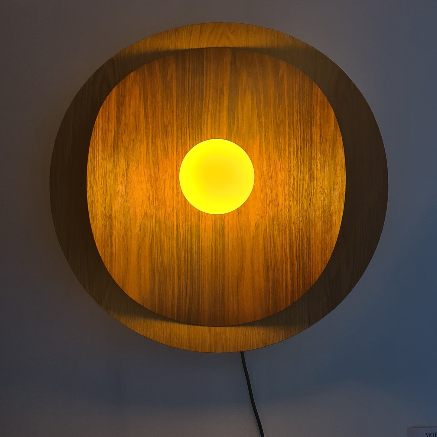 Applique murale bois naturel installée - Éclairage design contemporain