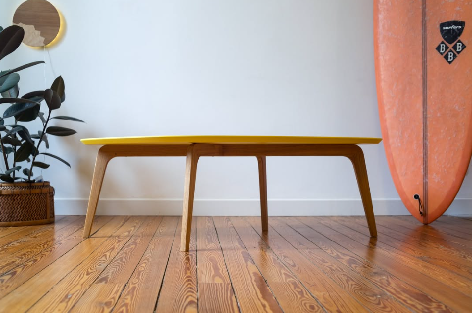 Table basse ASYM dans salon moderne - Meuble design bois naturel